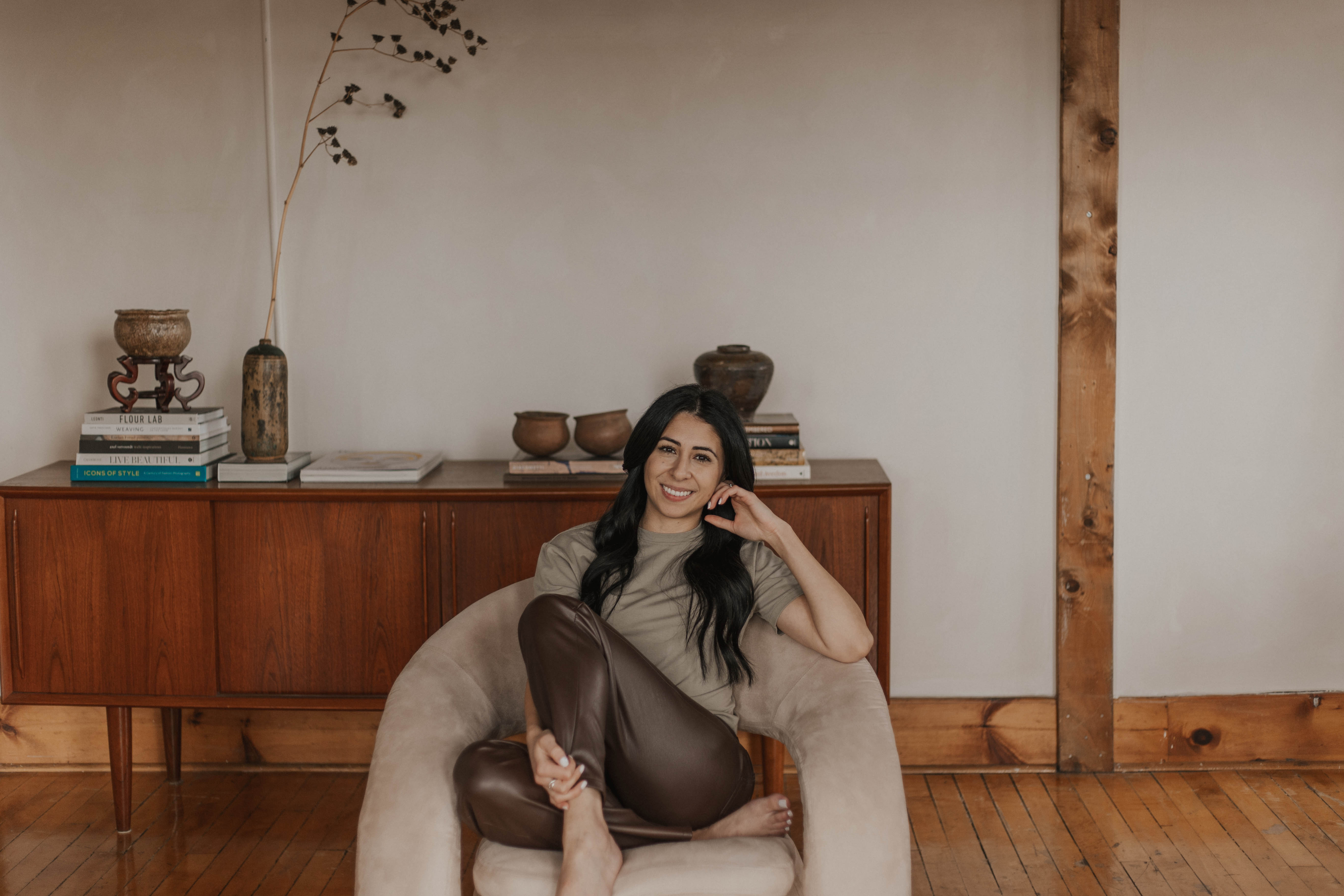 Naturopathic Doctor and Hashimoto's expert sitting in a modern office, the creator of the Heal My Thyroid Blueprint 12-week program.