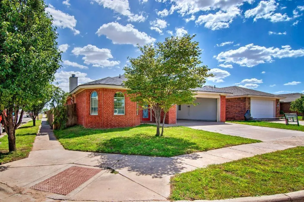 Lubbock Concrete builds and installs driveway and Pathway