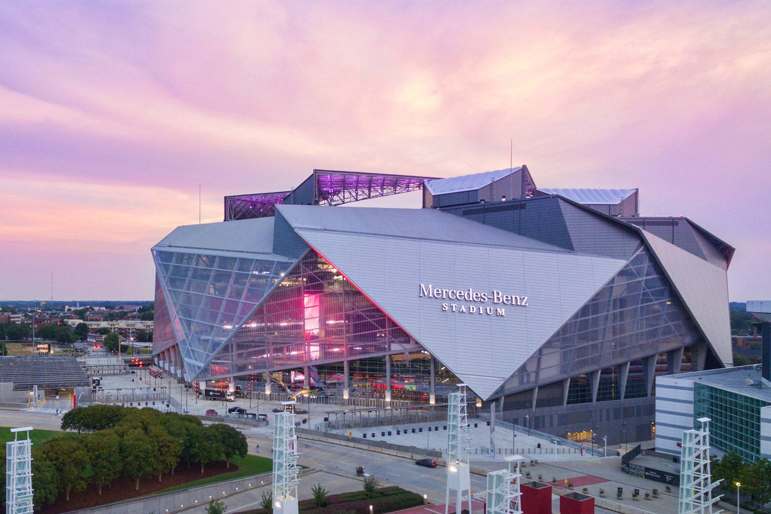 🏟️ Visiting Mercedes-Benz Stadium? Parking and Transportation Tips in Atlanta (LA 5 Star Rentals, Atlanta, GA)