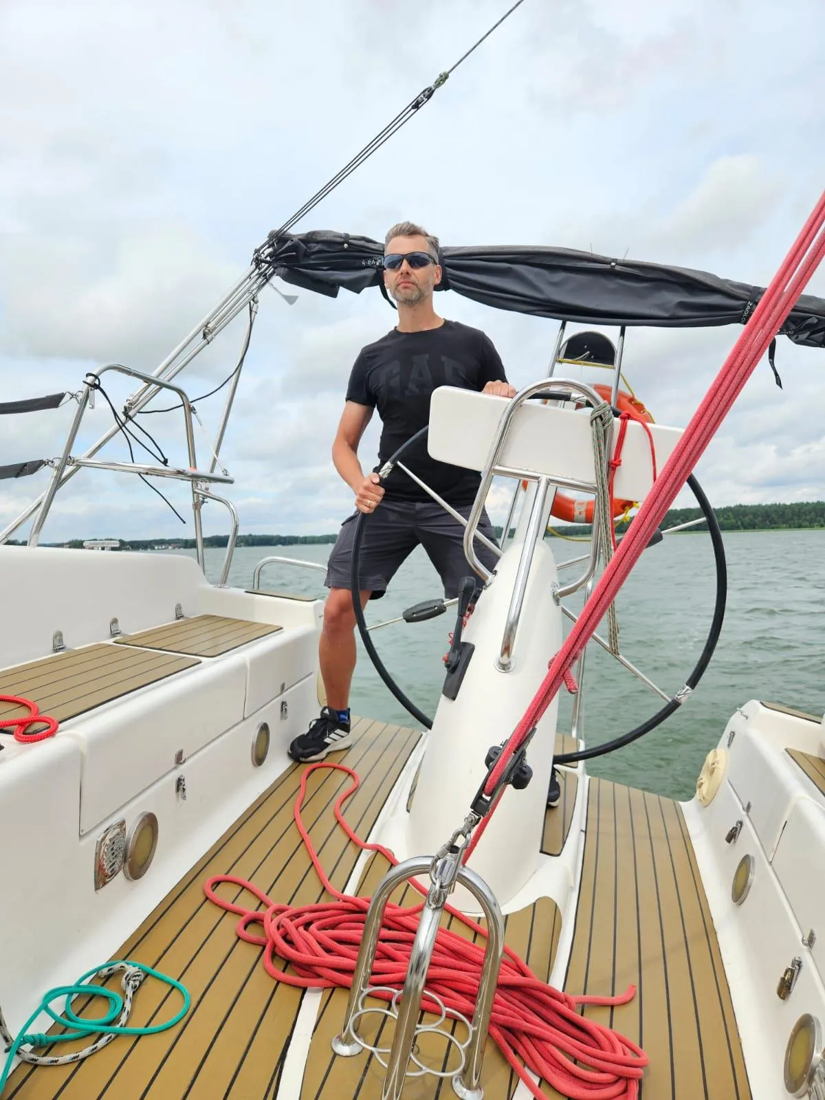 Marcin Piątkowski na pokładzie katamaranu – Leadership Under Sails