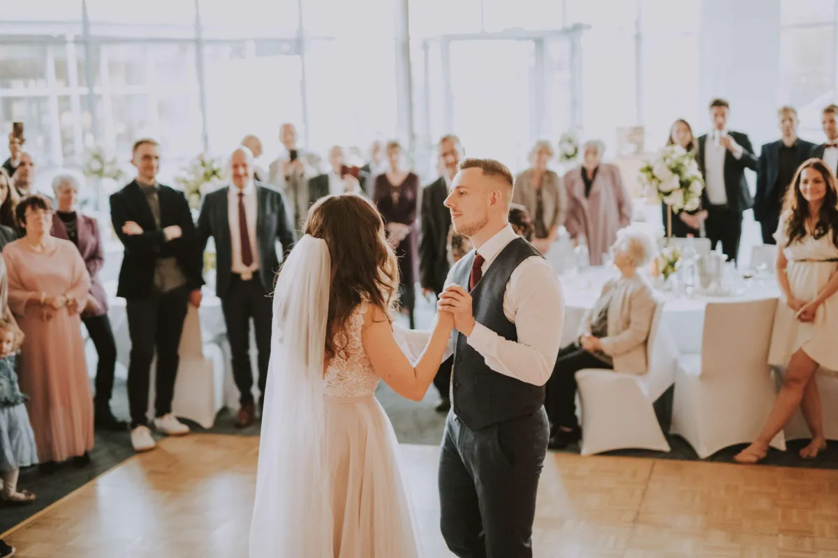 wir suchen einen hochzeitsdj