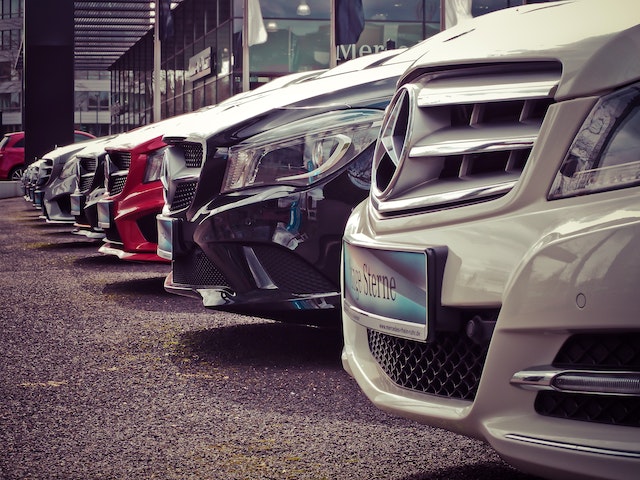 a row of cars parked in a row