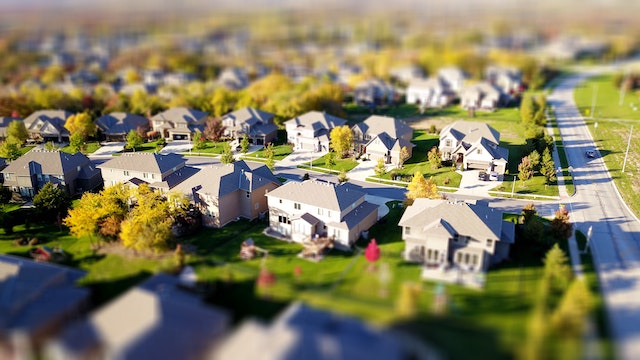 a group of houses in a neighborhood