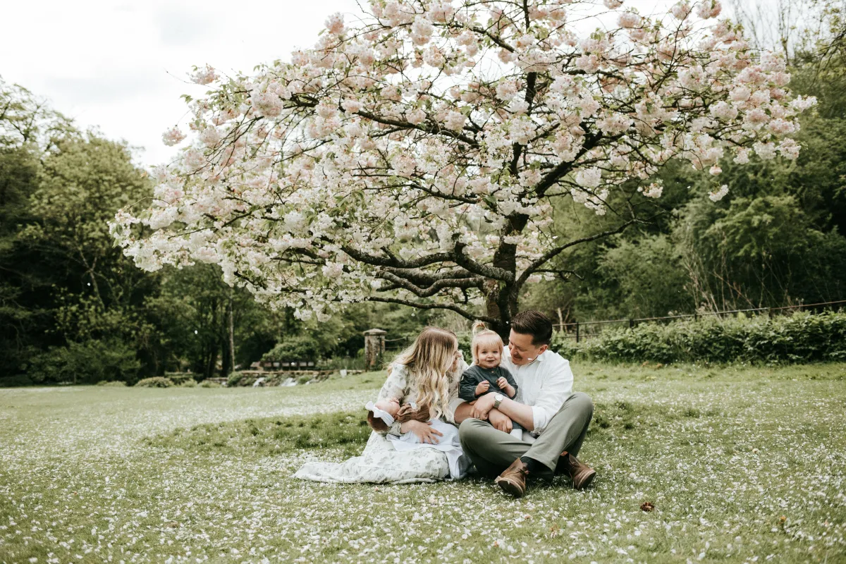 destination family photographer taking photos in the cotswolds