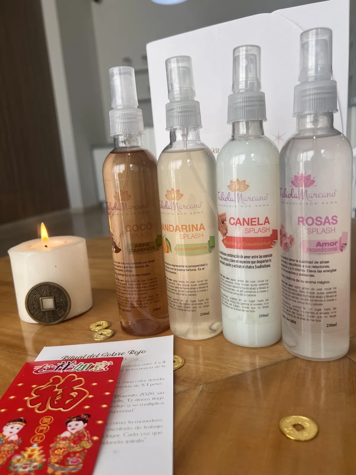 Una mujer serena de unos 30 años, con los ojos cerrados, meditando en una habitación iluminada por el sol con el Kit de Abundancia 2026 abierto a su lado, acentos morado y turquesa, ambiente tranquilo y espiritual.