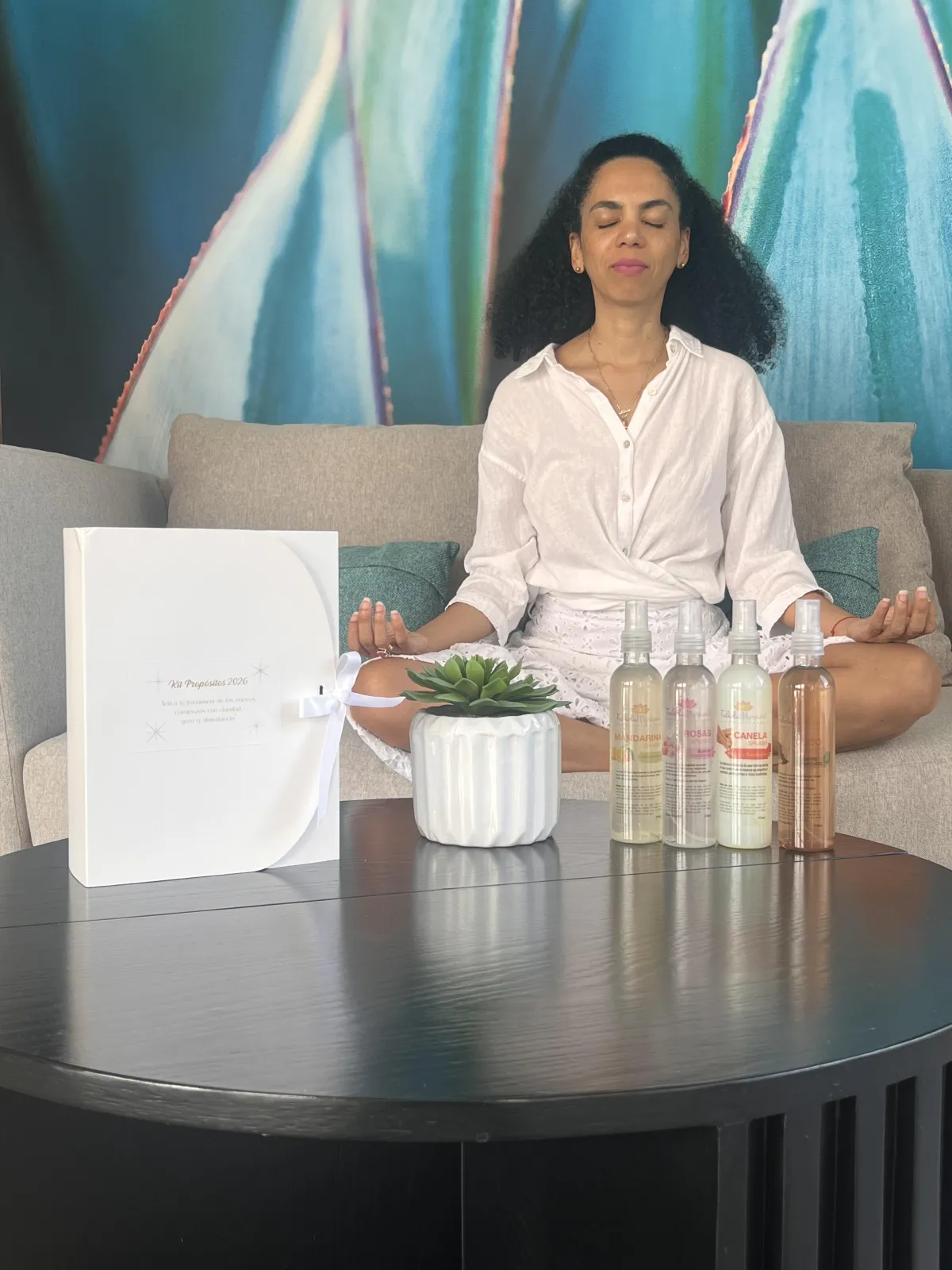 Primer plano de una tableta digital que muestra una videollamada con Faby Marcano, rodeada de tarjetas de afirmaciones y una vela de meditación, con acentos turquesa y púrpura, brillante y edificante.