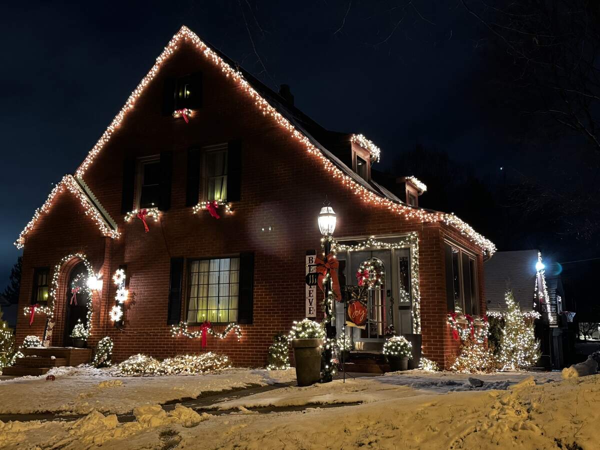 Warm white Christmas roofline and wreath lighting