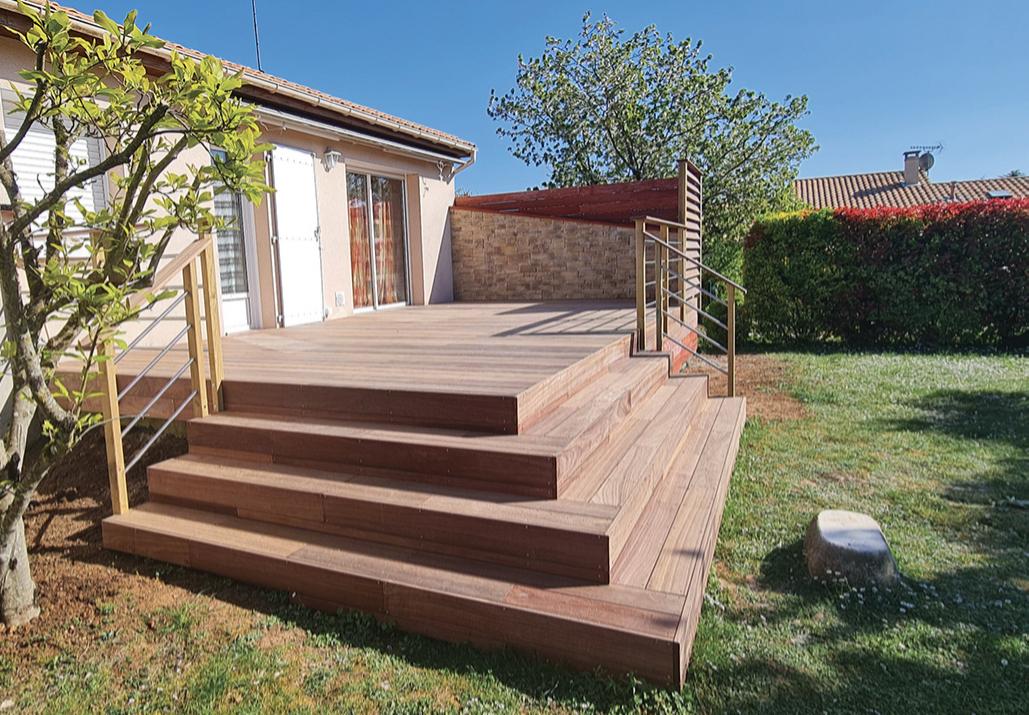 Terrasse en bois avec marches et garde-corps