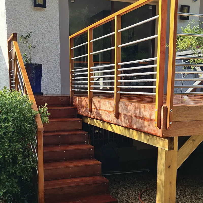 Terrasse en bois sur poteaux escalier rambarde