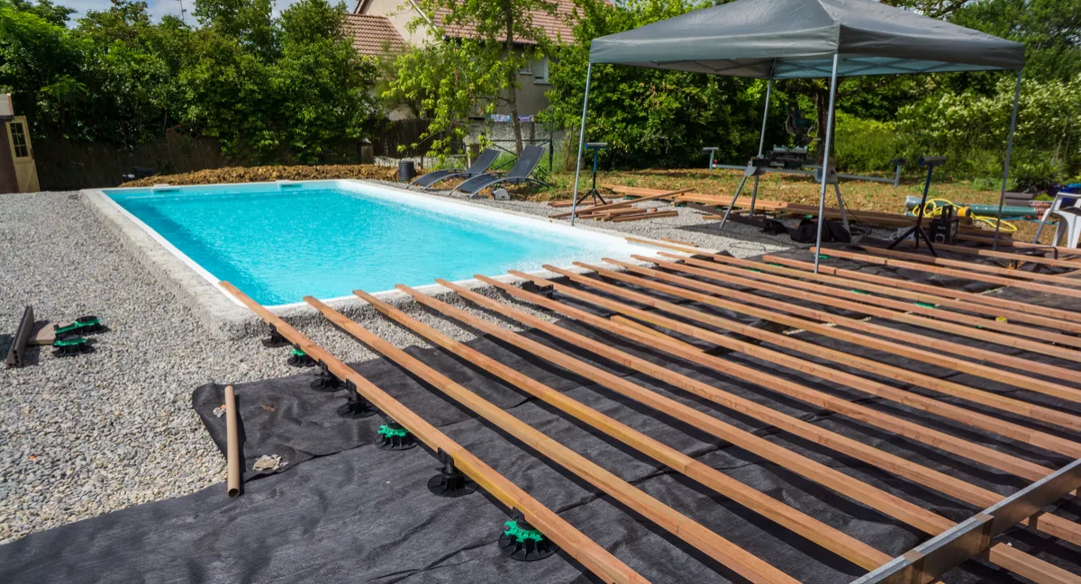 Plage de piscine en cours de construction