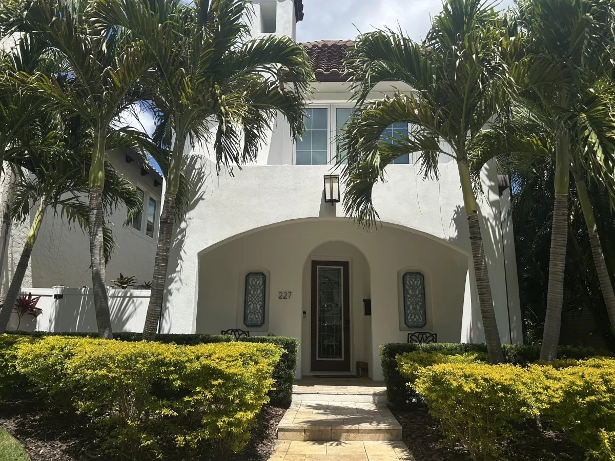 Large white stucco on a Florida home 