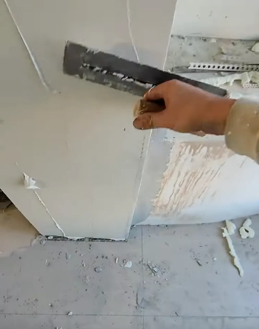 man applying indoor stucco