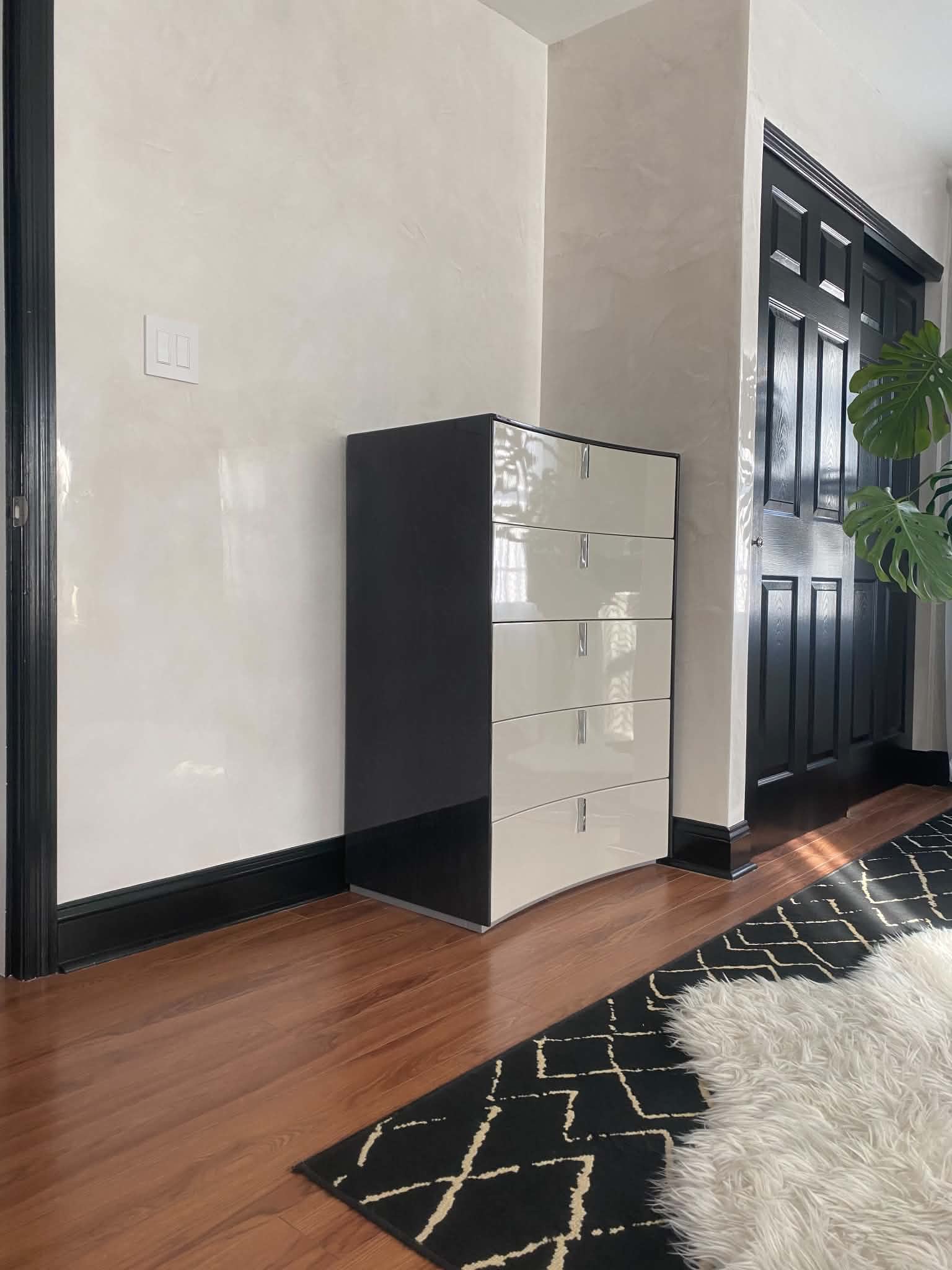 Polished Venetian plaster walls with soft neutral movement in a modern St. Louis interior
