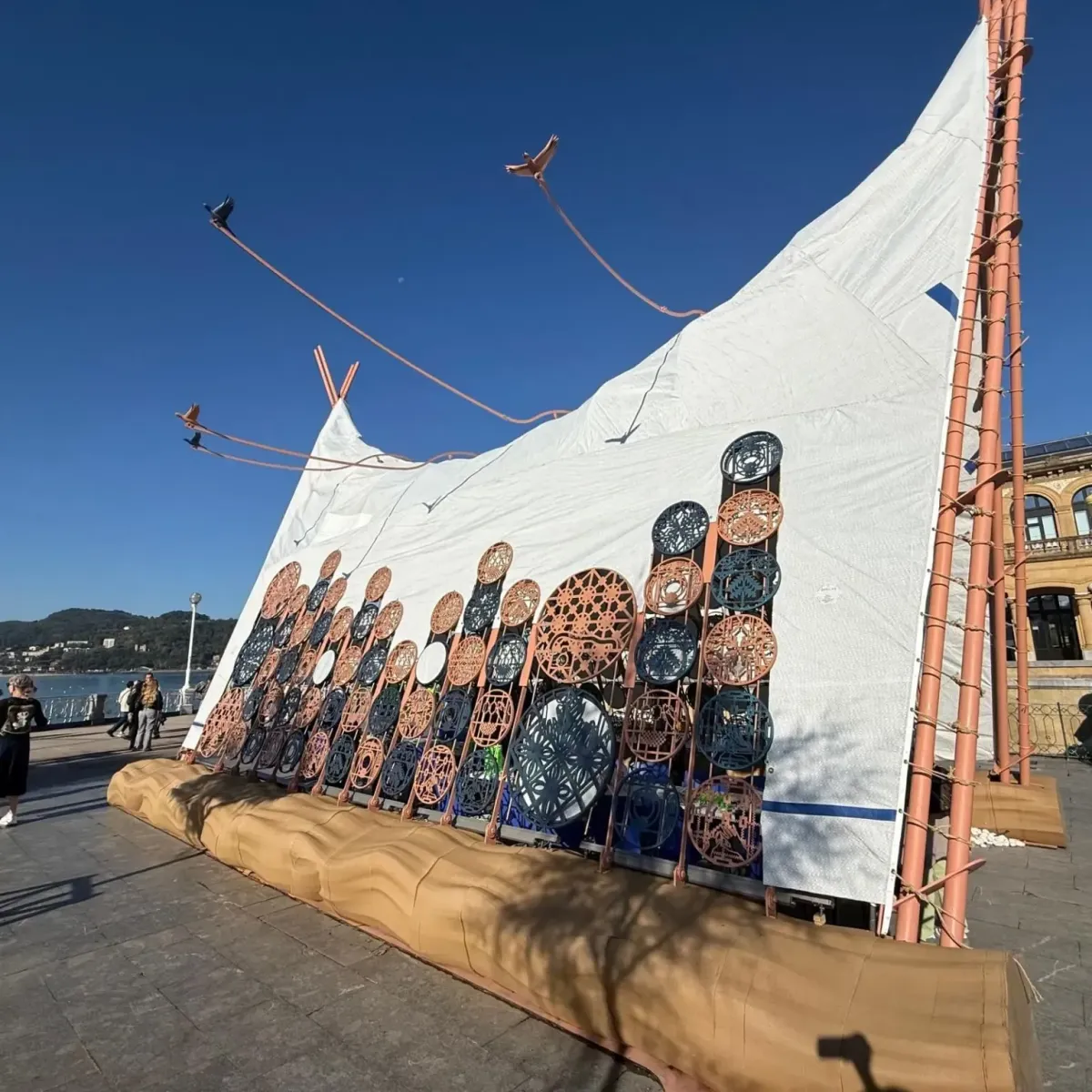 Instalación arquitectónica sostenible fabricada mediante impresión 3D a gran escala con tecnología TUMAKER para la Bienal Mugak 2025.