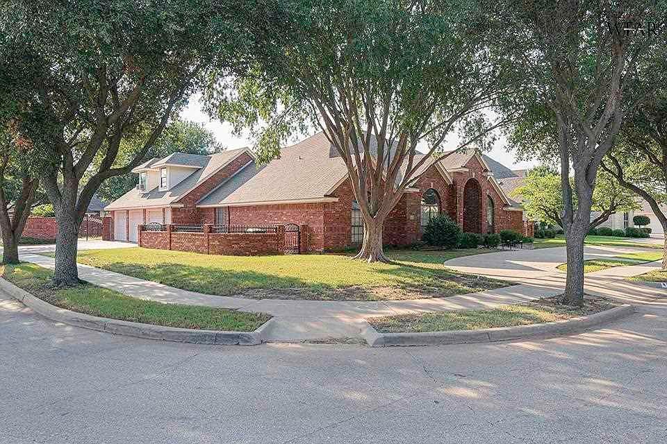 Dallas Concrete Pros builds and installs Driveway