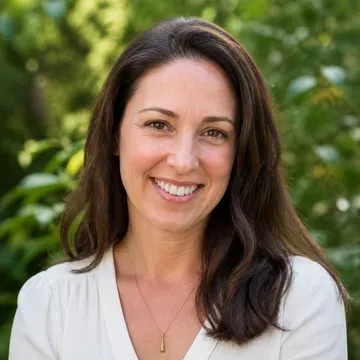 Portrait of a smiling woman.