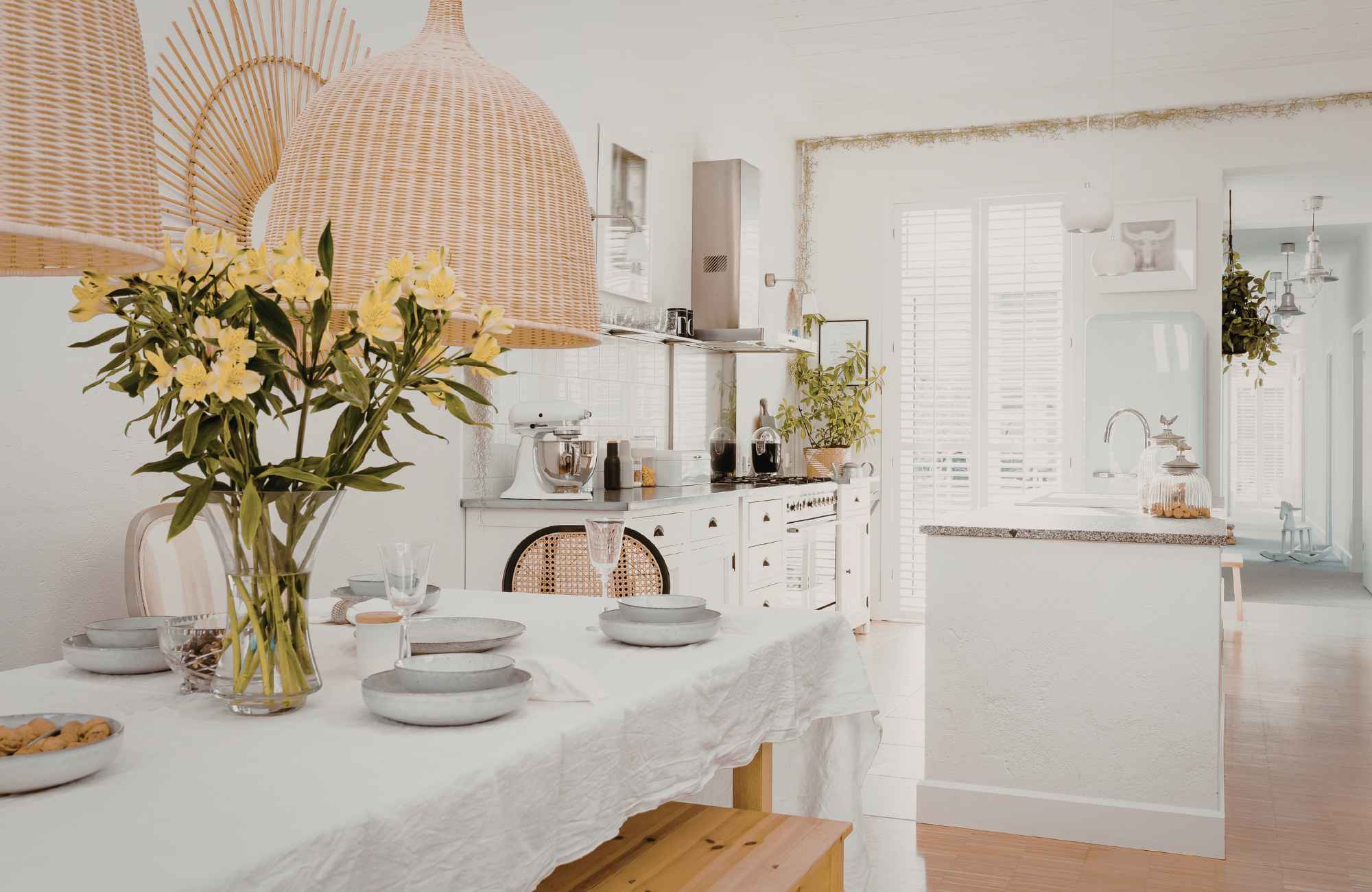 shannon's-organizing-solutions-lake-havasu-city-az-organizing-for-spring-moves-light-bright-home-dining-table-with-flowers-declutter