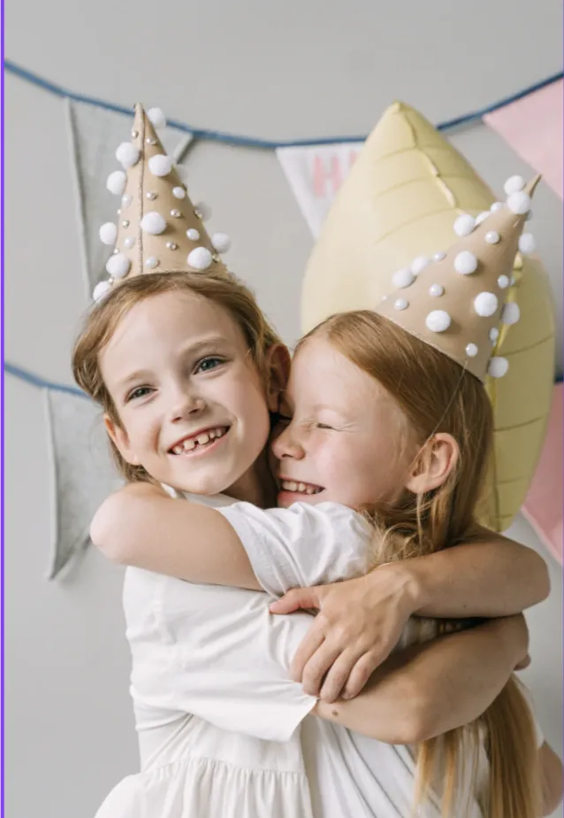 Niñas sonriendo en la celebración de cumpleaños en Pure Jump