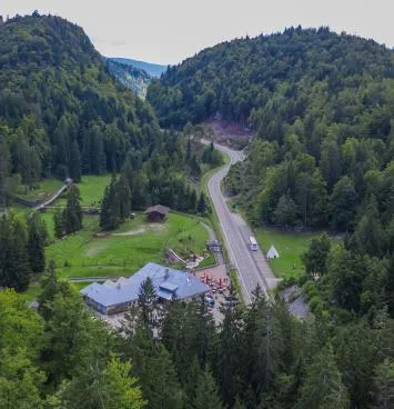 Vallée de Joux vue aérienne – forêts du Jura vaudois près de l’Hôtel de la Truite