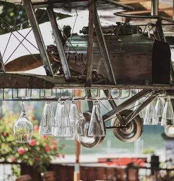 Terrasse gourmande et bar – verres à vin, Hôtel de la Truite au bord du Lac de Joux