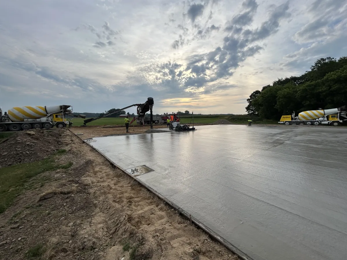 Smooth concrete expanse with telebelt and laser screed