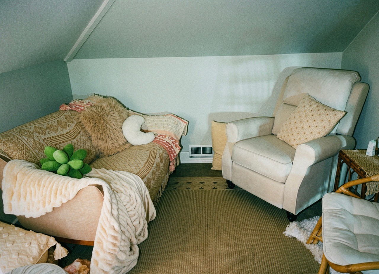 Peaceful consulting space for hypnosis and life coaching