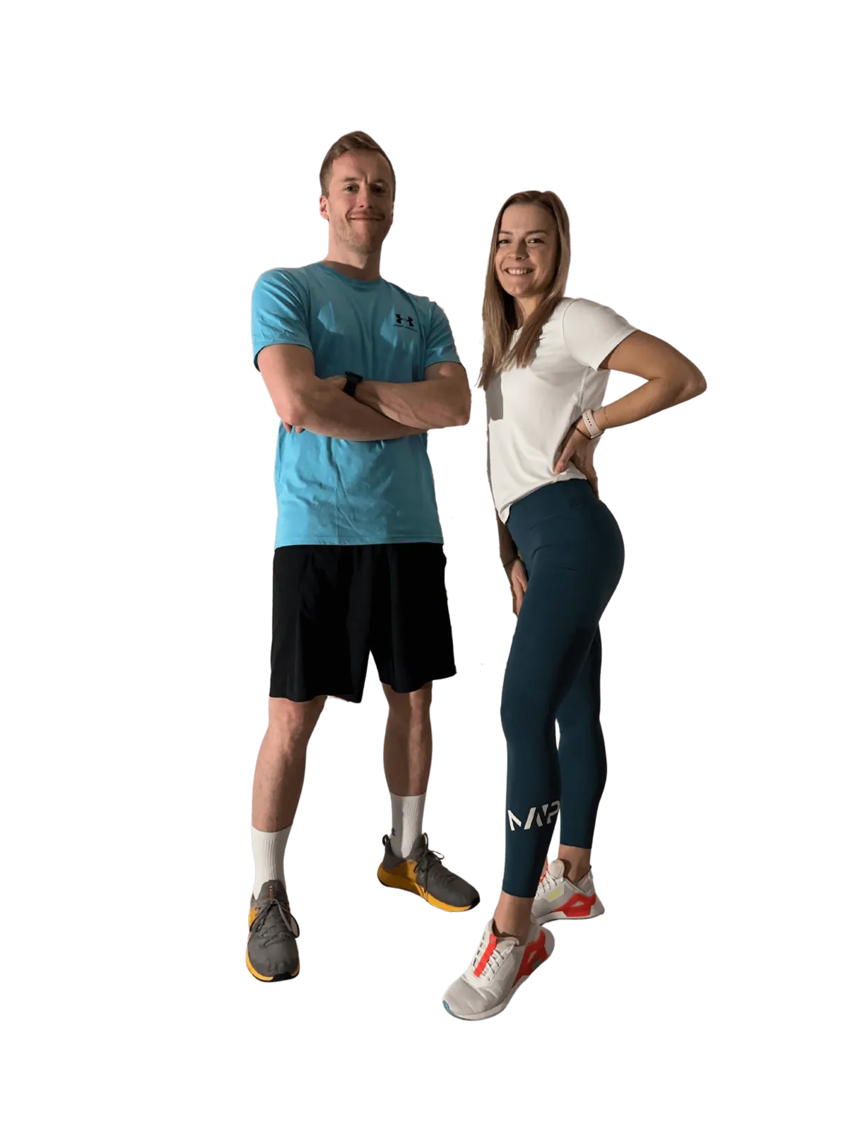 Žena ve sportovním oblečení v aktivním postoji na tmavém pozadí