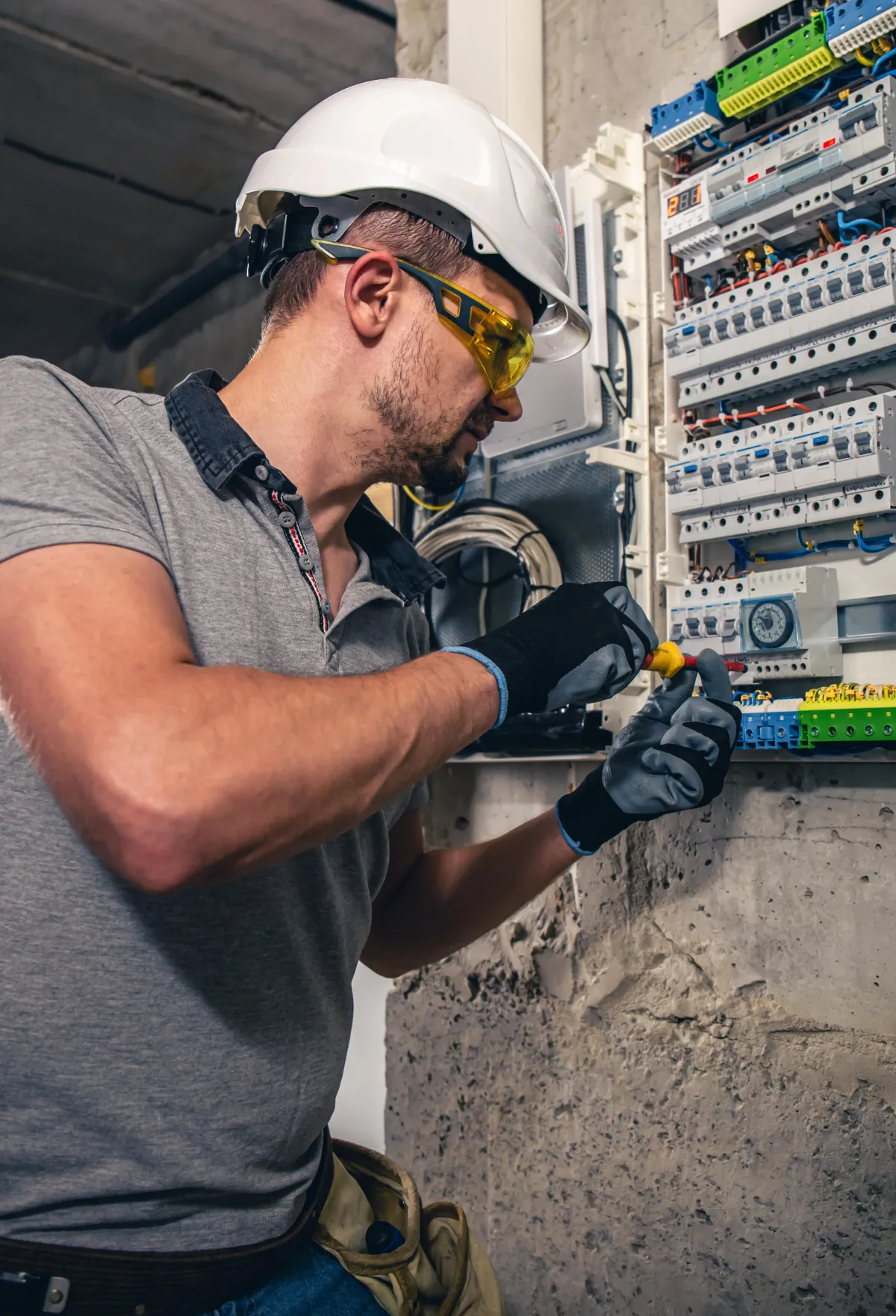 Ervaren elektricien installeert slimme domotica-oplossing met laadpaal en alarminstallatie – 24/7 depannage en onderhoud in Vlaanderen n Wallonië