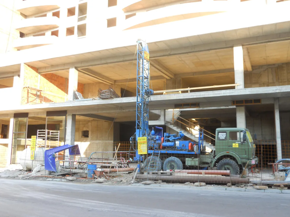 Bušenje šipova za zgrade. 