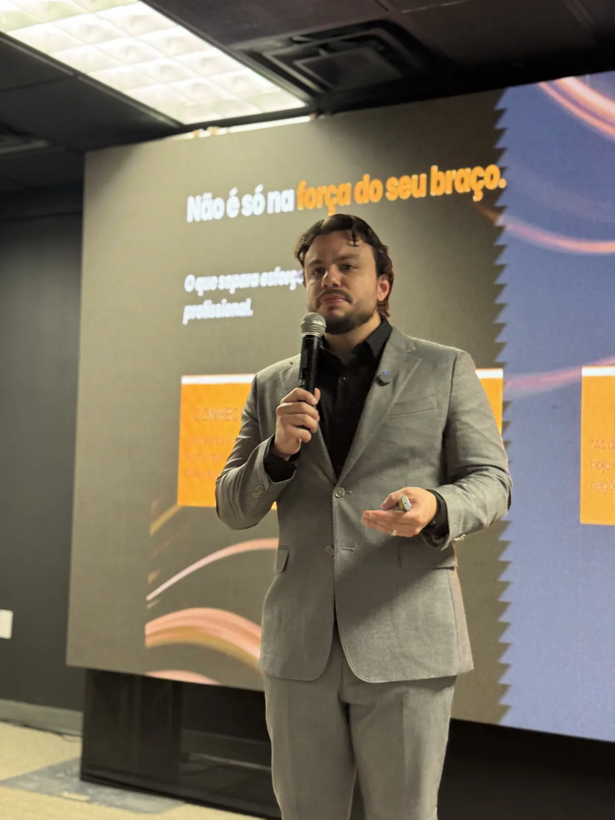 Rodolfo Bonates conduzindo uma masterclass