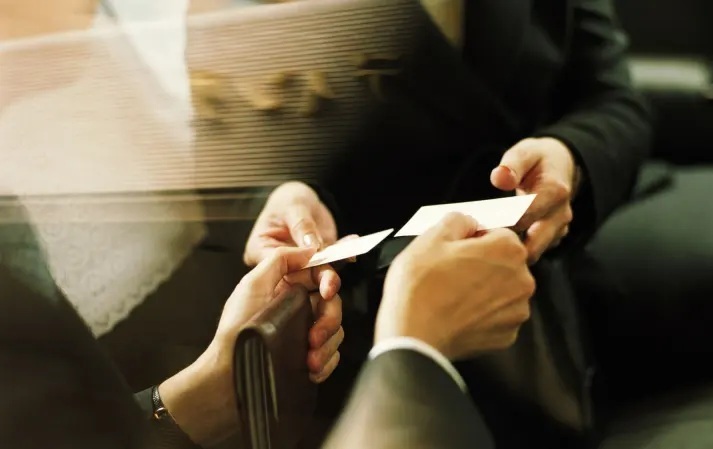 Handing Out Business Cards in Networking Events: Does It Work?