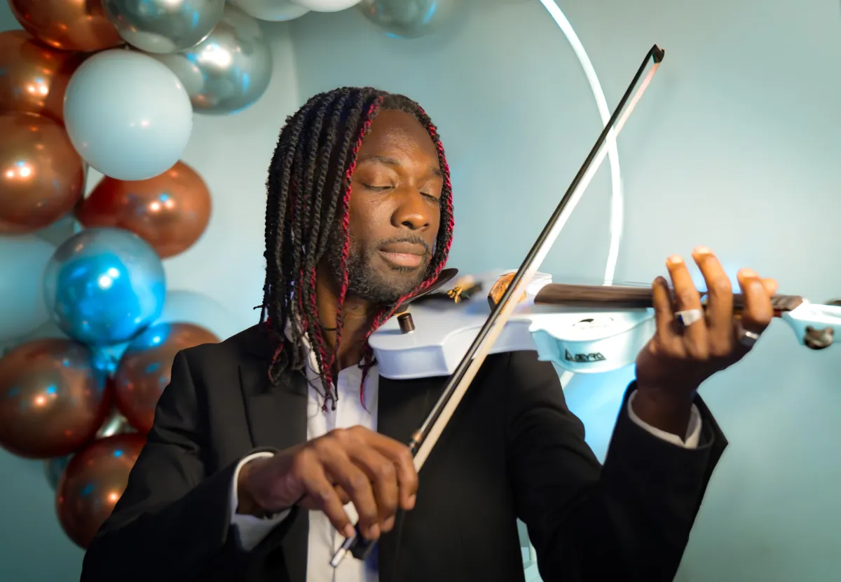 DJ Rakim en pleine performance lors d'une soirée élégante à Bruxelles