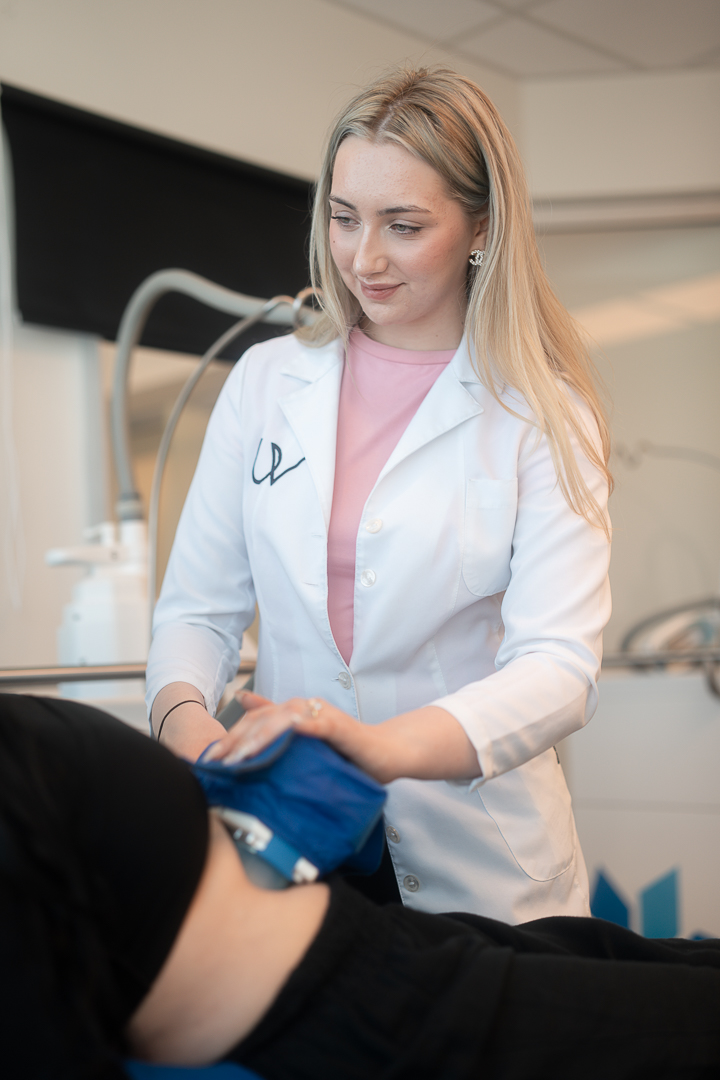 Laserassistert fettreduksjon med Smartlipo for lokale fettområder