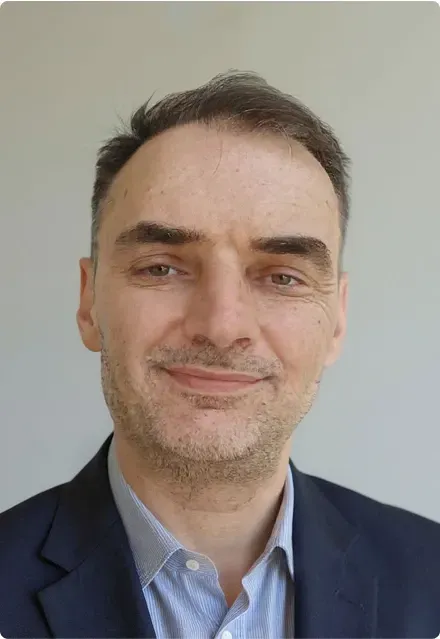 Muž pokojne spiaci v tmavej miestnosti, obklopený prírodnými motívmi, symbolizujúcimi vnútorný pokoj a nový začiatok.