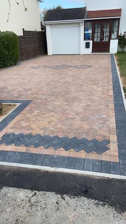 Herringbone block paved driveway with diamond centre feature — driveway project in Berkshire