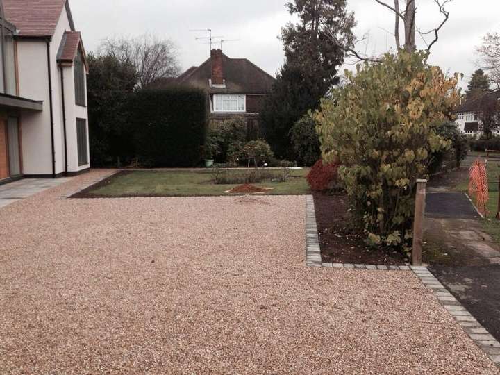 Gravel driveway with block paving edging and front lawn — driveway installation in Reading