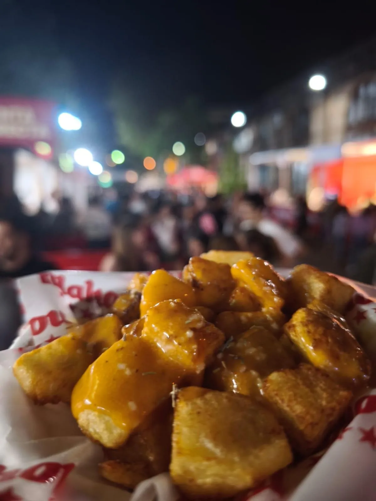 Ración de patatas bravas de Taberna Acuerdo durante el Bravas Fest Mahou Madrid 2025, evento gastronómico en el que fueron premiadas como las Mejores Bravas de Madrid. Cocina tradicional madrileña en Chamberí, con salsa brava casera y ambiente castizo.