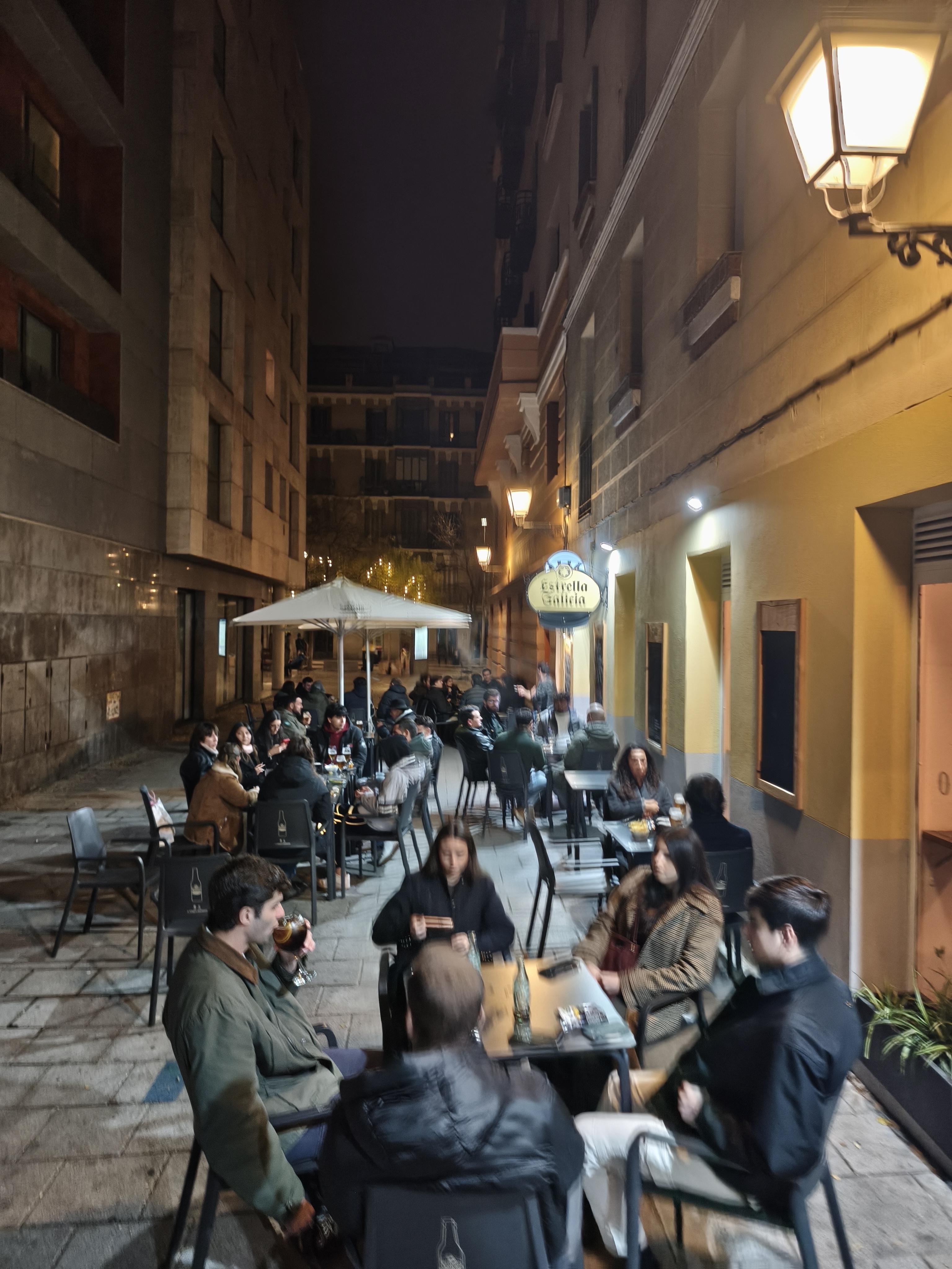 Fachada de Taberna Acuerdo en la calle San Bernardo 98, Chamberí, Madrid, con su característico luminoso verde. Bar restaurante tradicional madrileño, famoso por sus tapas caseras y las Mejores Bravas de Madrid 2025.