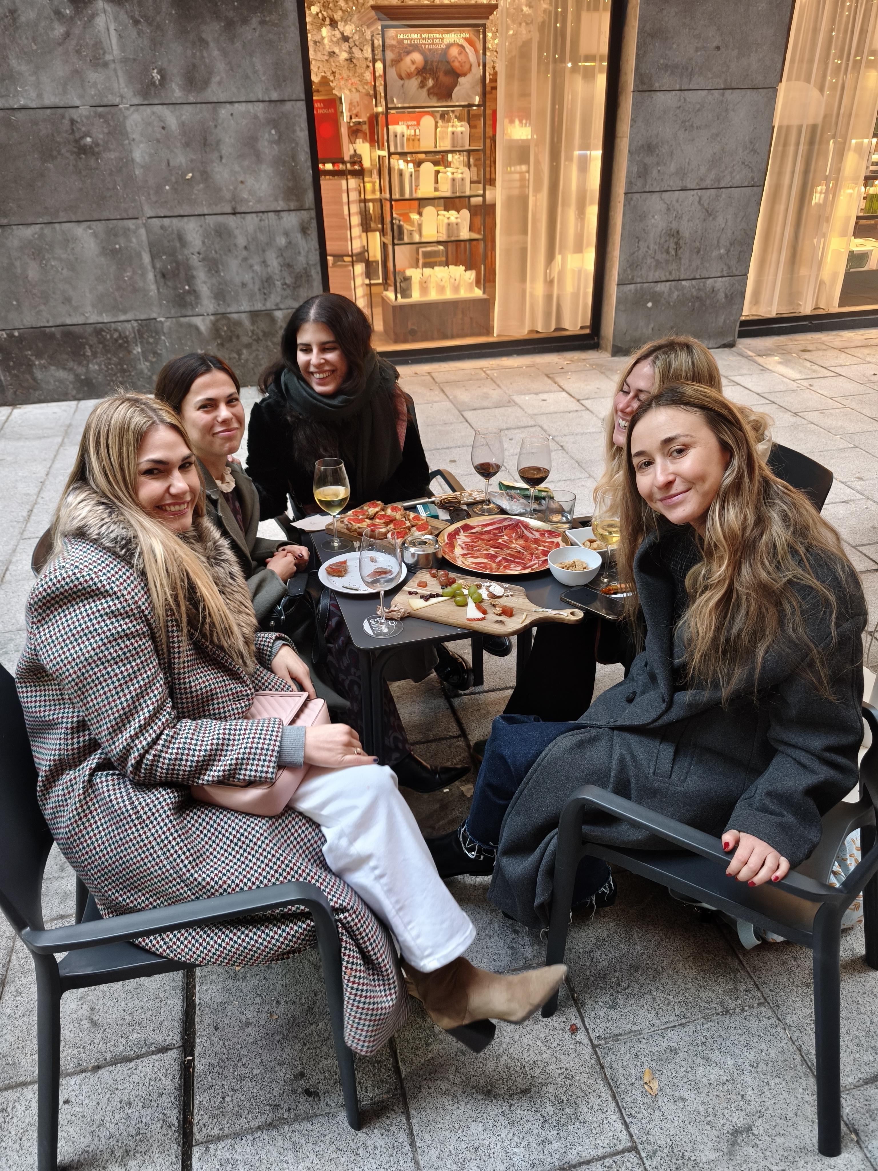 Ración de patatas bravas de Taberna Acuerdo durante el Bravas Fest Mahou Madrid 2025, evento gastronómico en el que fueron premiadas como las Mejores Bravas de Madrid. Cocina tradicional madrileña en Chamberí, con salsa brava casera y ambiente castizo.