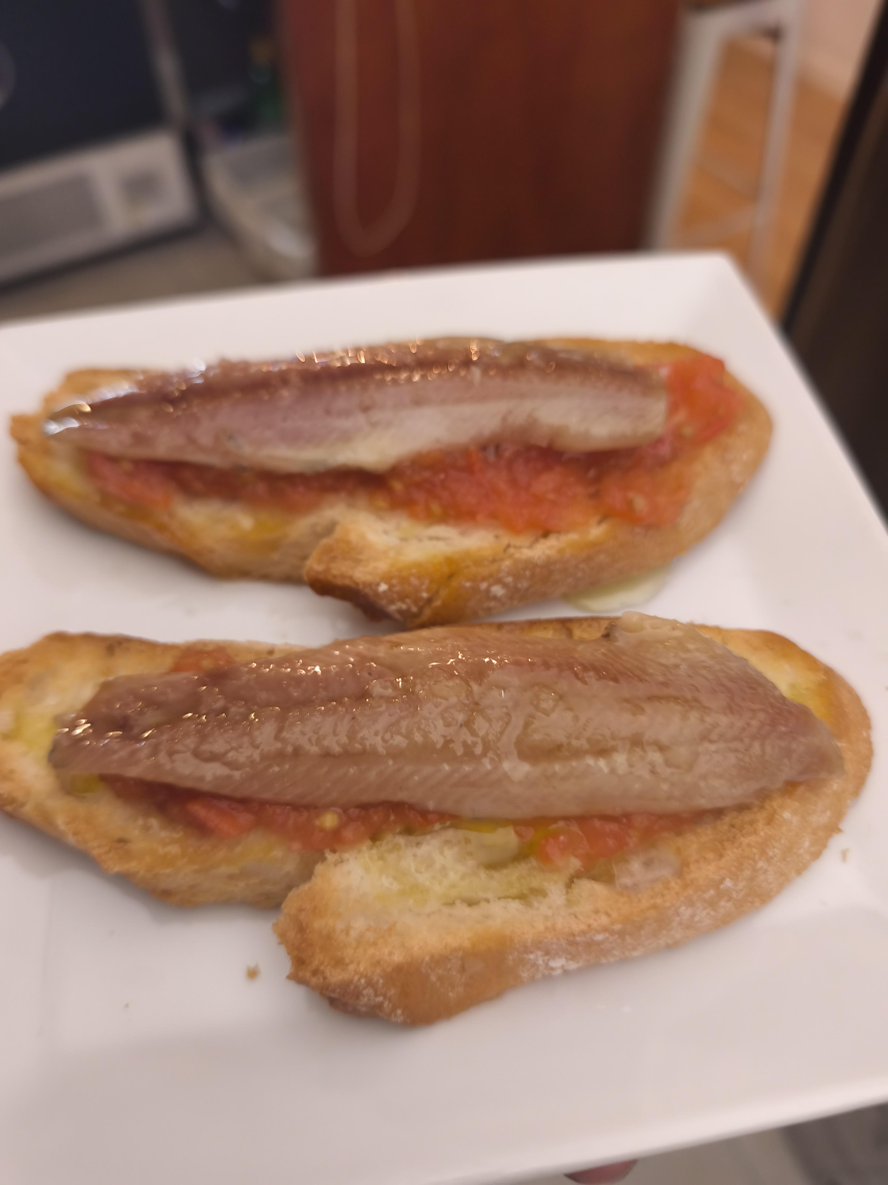 Ración de jamón ibérico de bellota cortado a mano en Taberna Acuerdo, bar restaurante en Chamberí, Madrid. Producto gourmet de máxima calidad, ideal para acompañar con vino tinto o caña de Mahou en un ambiente castizo madrileño.