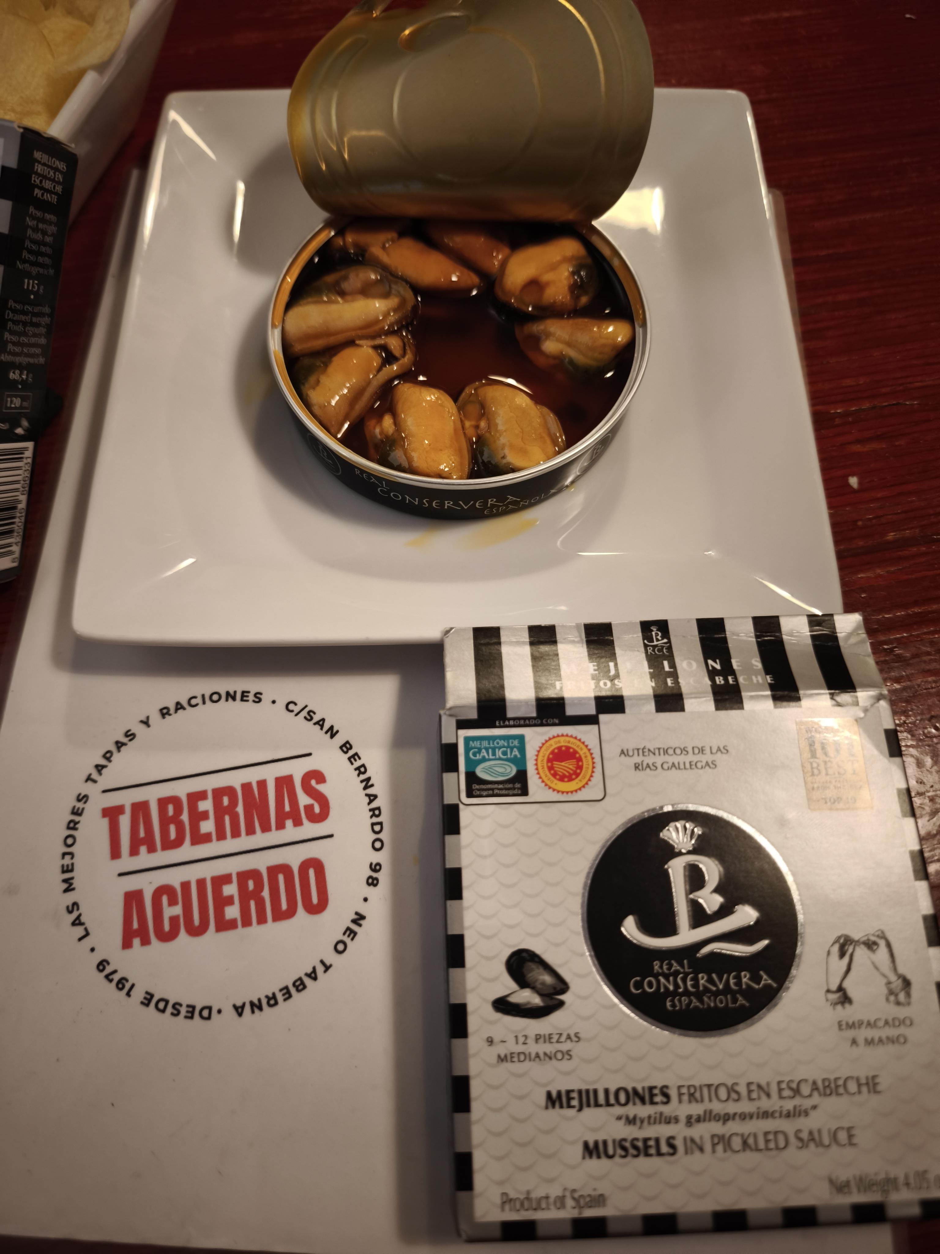Taberna Acuerdo de Fuencarral en Madrid mejor bar restaurante cerca de mi con las mejores conservas los mejores conservas del la Real Conservera Esañola, los mejores mejillones del mundo en el mejor local bar restaurante de Chamberi