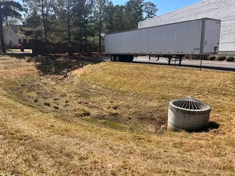 Stormwater outlet structure and drainage basin maintenance