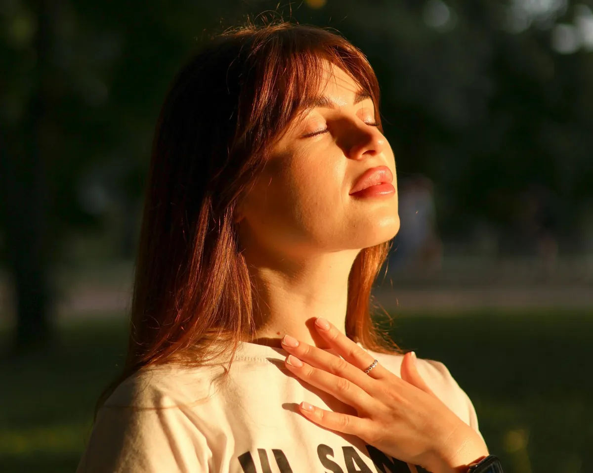 Fotografía editorial de las fichas de trabajo del Capítulo 02 con detalles minimalistas