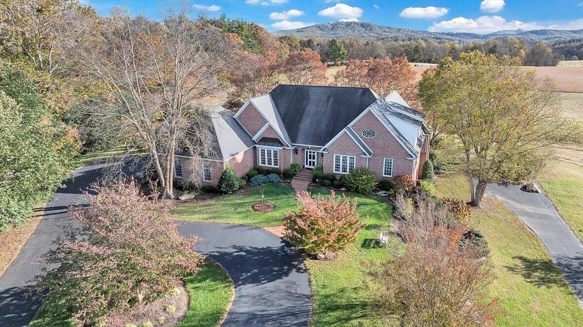 large home in boones mill va