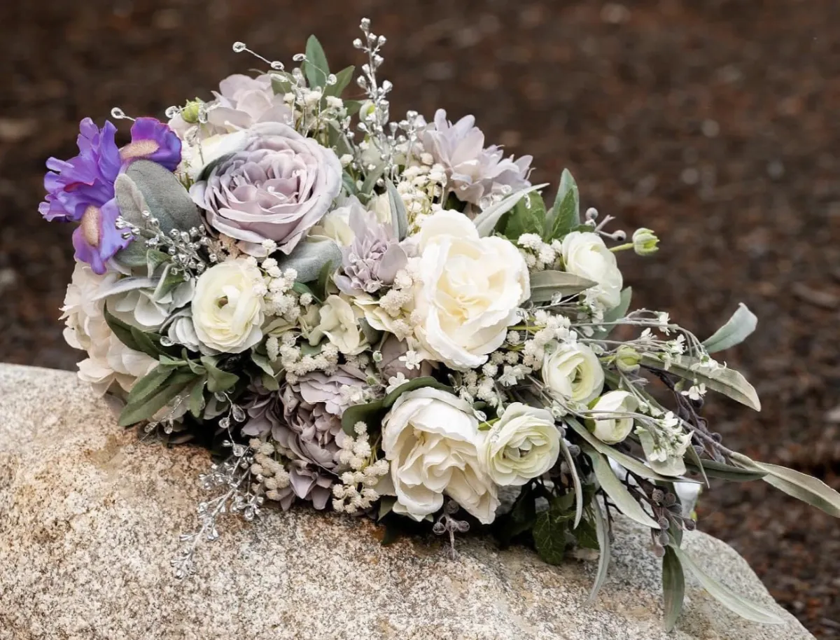 shallow focus photography of bouquet of purple orchids