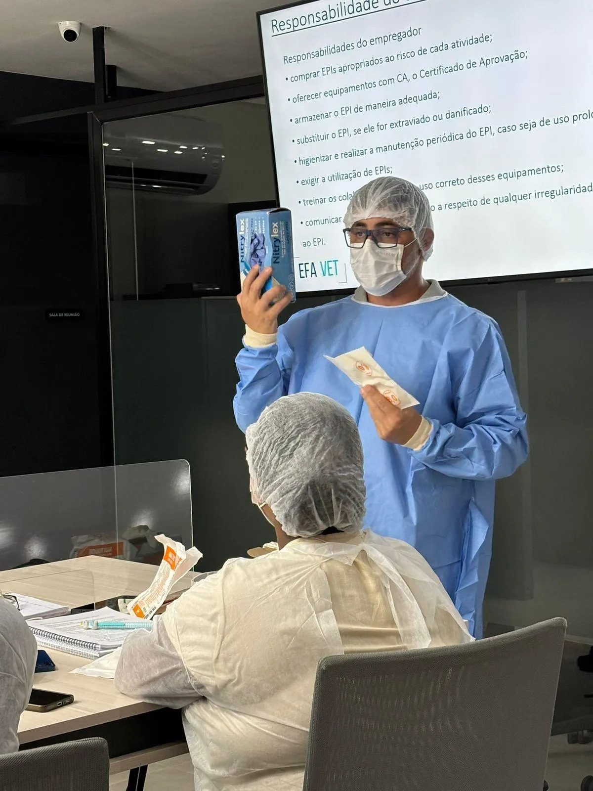 Dr. Rodrigo Sathler é o professor responsável pelas aulas e o único docente do EFA VET formado em Medicina Veterinária.