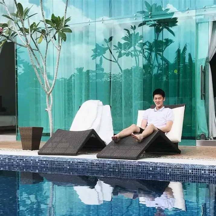 Alaric Ong relaxing near swimming pool