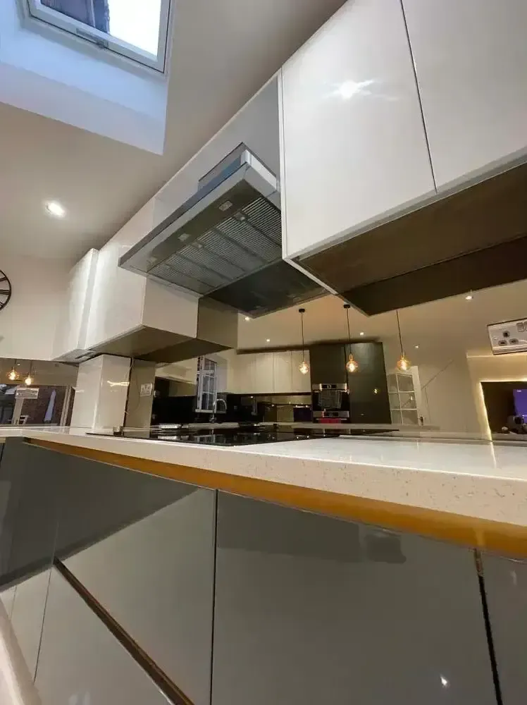 A custom 6mm toughened mirror glass splashback in a kitchen | Creoglass