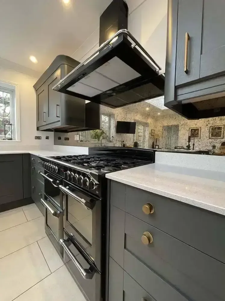 A custom 6mm toughened mirror glass splashback in a kitchen | Creoglass