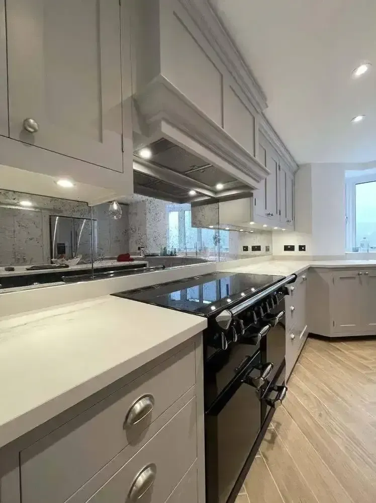 A custom 6mm toughened mirror glass splashback in a kitchen | Creoglass